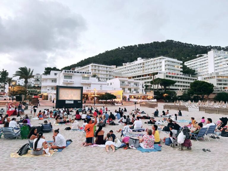‘Cinema at the Beach’ celebra este domingo en Cala Llonga su segunda sesión de cine familiar solidario al aire libre - imagen 1