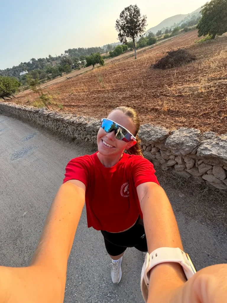 Ellie corriendo por Ibiza con la camiseta de IFCC durante el reto Every Step Counts