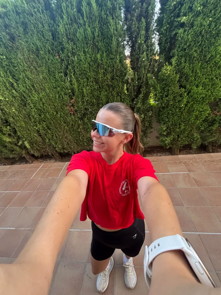 Ellie con la camiseta de IFCC durante su reto solidario de 80 kilómetros