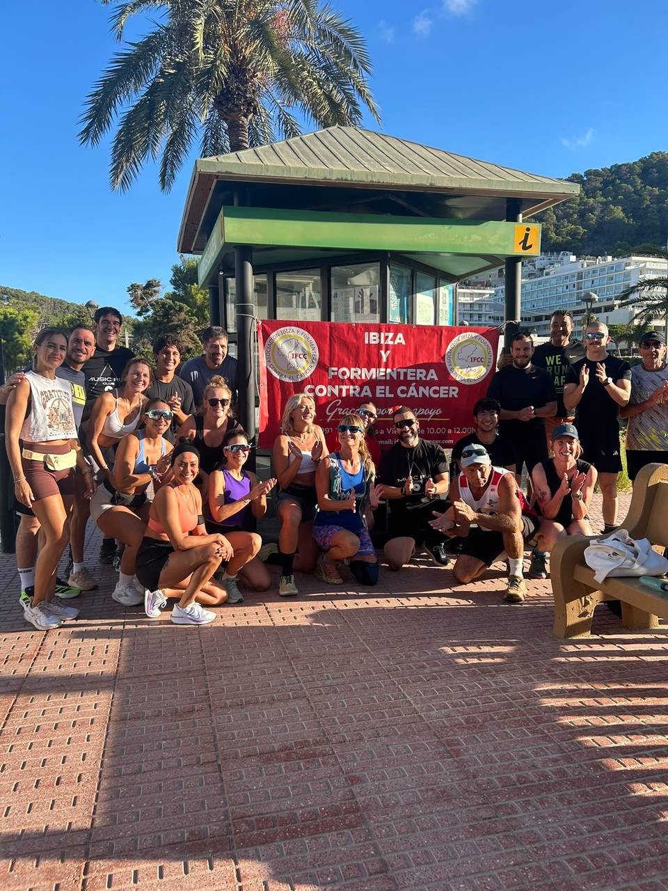 Foto 2 - Ellie Hocking junto a los corredores que participaron en una de las carreras organizadas durante el desafío solidario